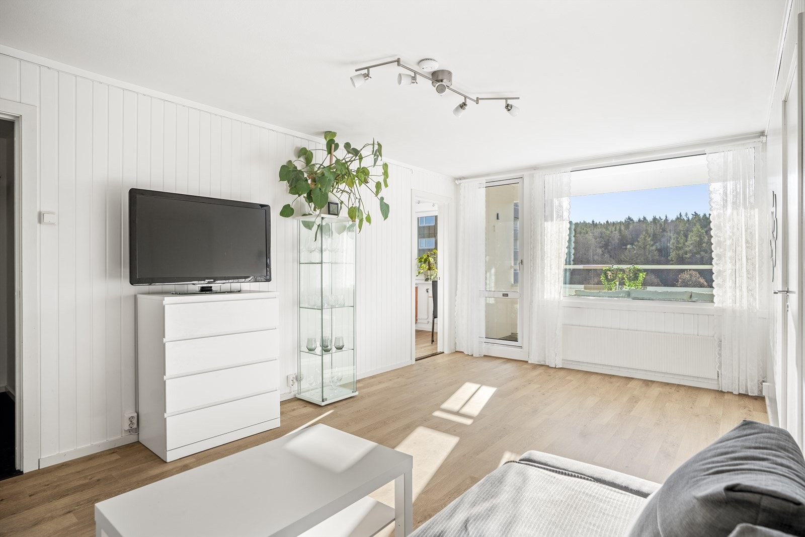 Rommet har store vindusflater som slipper inn godt med naturlig lys og gir en luftig atmosfære. Fra stuen er det direkte utgang til boligens balkong. Galleribilde