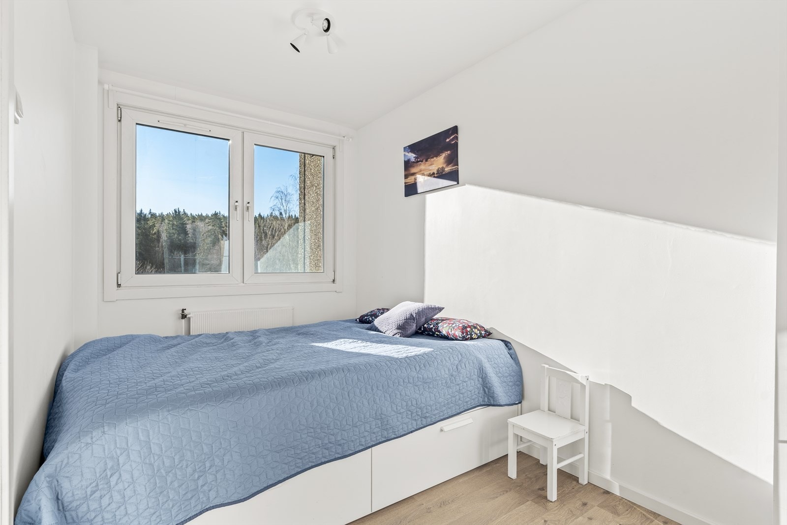 Leiligheten har et soverom av fin størrelse.Det er god plass til dobbeltseng, tilhørende møblement og medfølgende skyvedørsgarderobe. Galleribilde