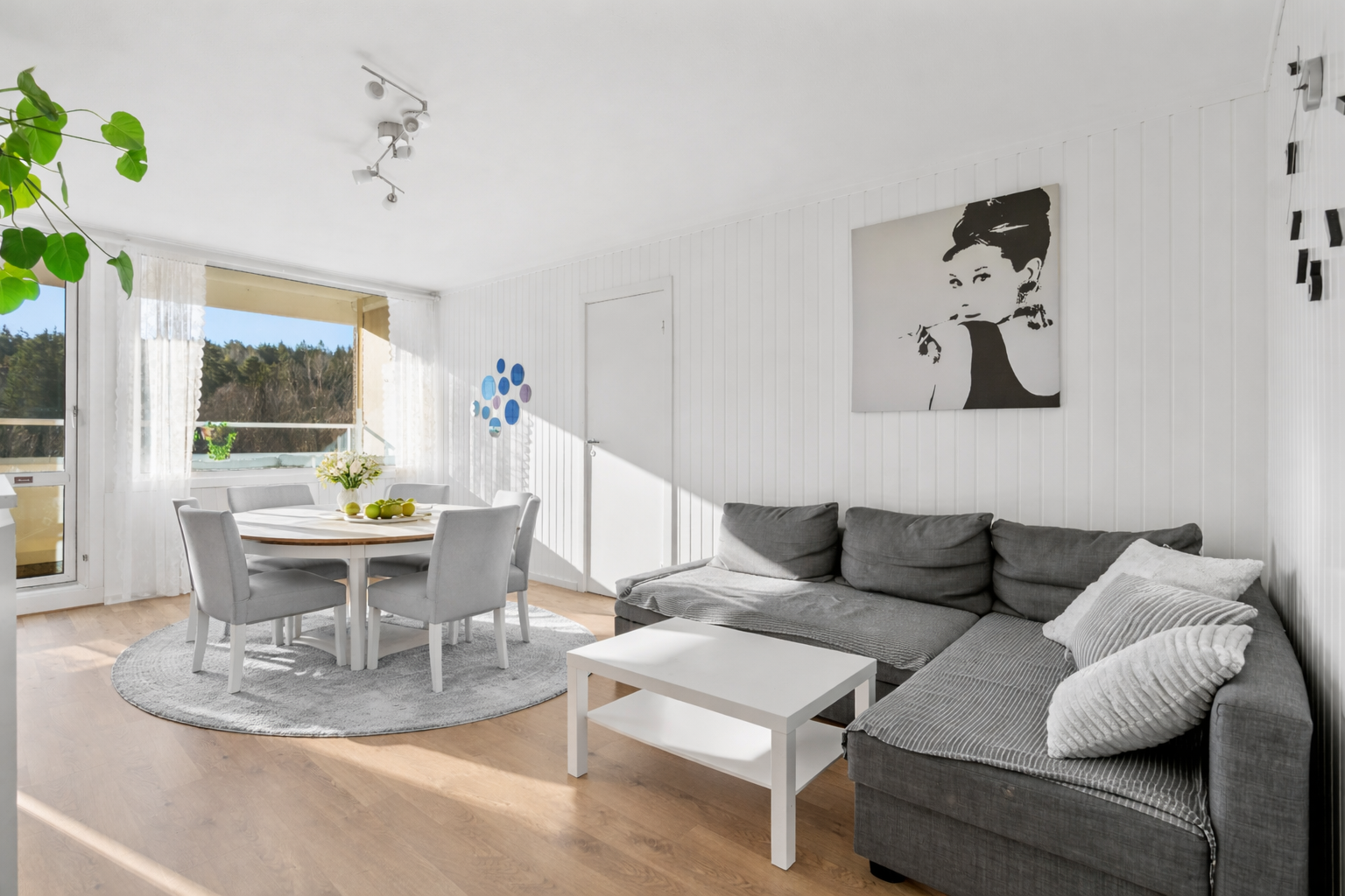 Lys og innbydende stue med god plass til både sofagruppe og spiseplass. . Bildet er digitalt møblert Galleribilde