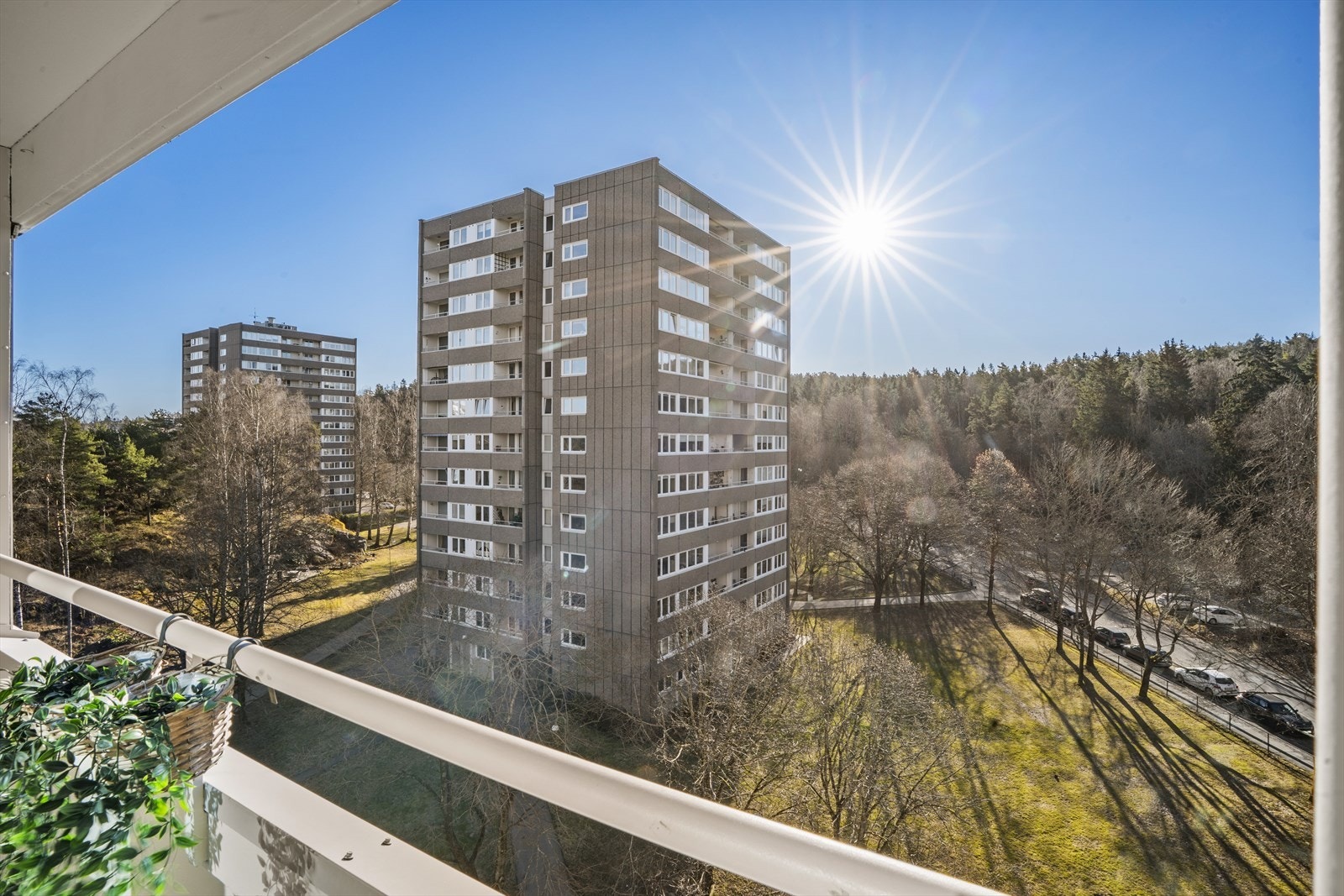 Leiligheten ligger i 7. etasje med heis og har en flott, usjenert utsikt fra flere av vinduene samt en trivelig balkong. Galleribilde