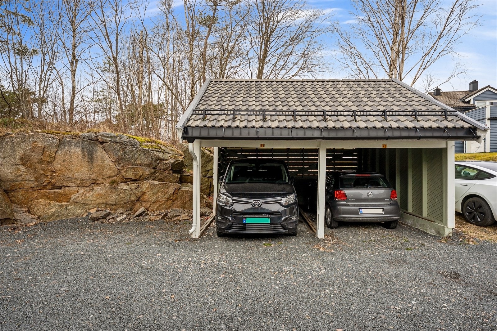 Parkering i carport med opplegg for elbil lader. Galleribilde