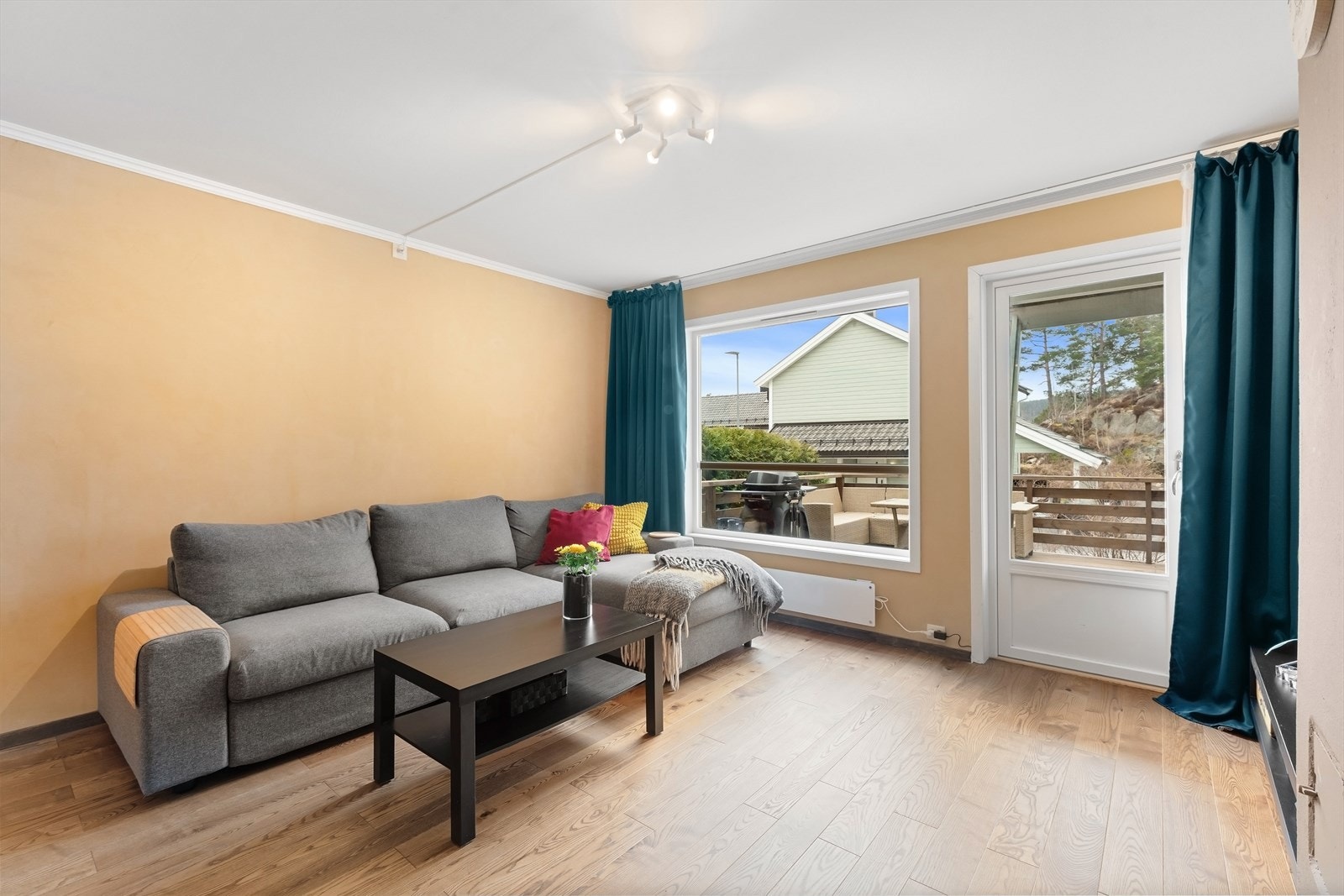 Innvendig er det gulv av parkett og laminat som ble byttet i 22/23. Galleribilde