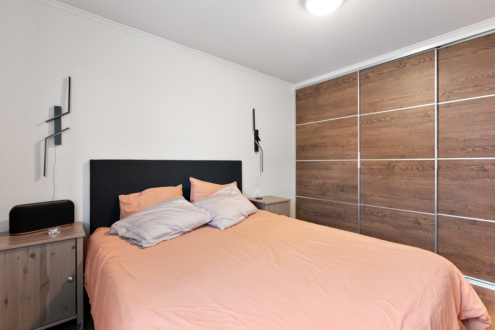 Montert skyvedørsgarderobe med mye oppbevaringsplass. Galleribilde