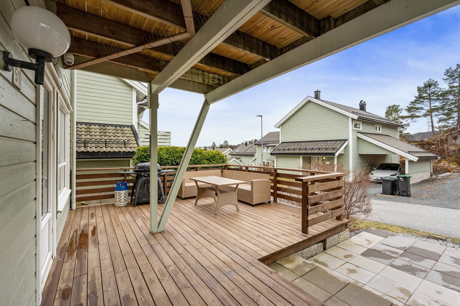 Terrasse ved inngangspartiet, ny i 2022. Galleribilde