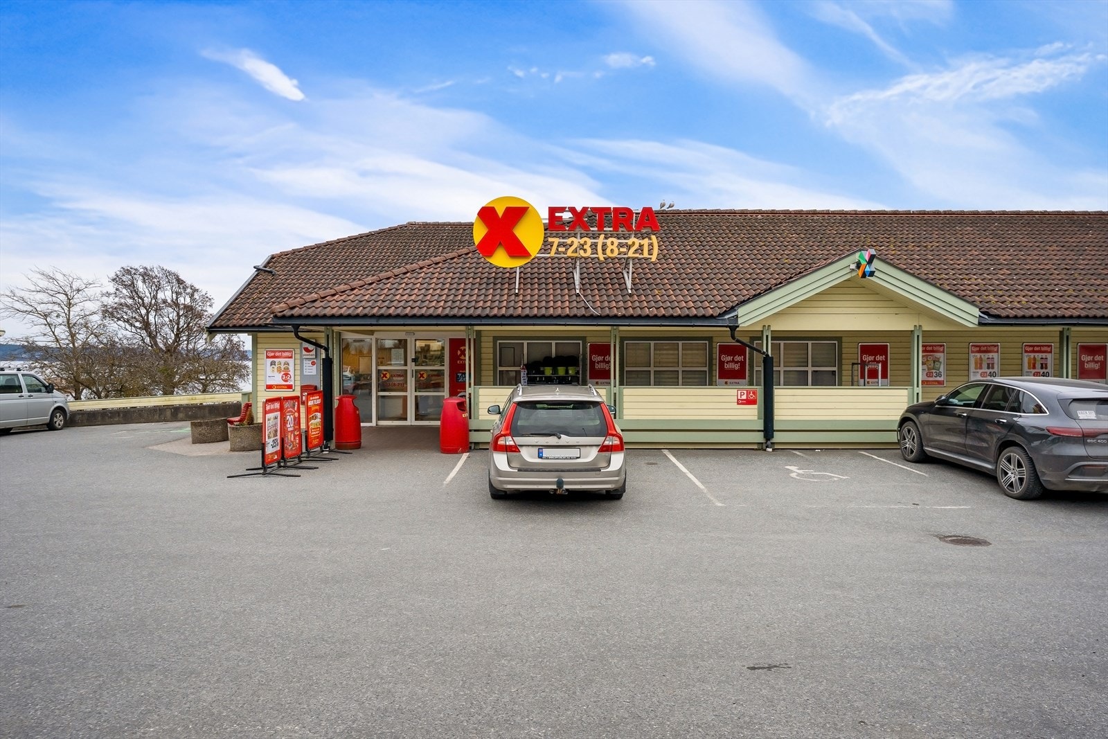 Både Coop og Kiwi ligger ca. 5 minutter unna med bil. Galleribilde