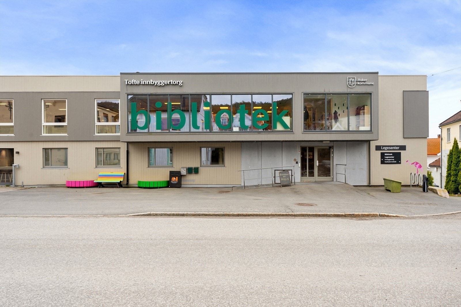 Tofte sentrum tilbyr et variert servicetilbud med blant annet dagligvarebutikker, vinmonopol, spisesteder, legekontor, apotek, treningssenter, bibliotek og idrettsanlegg. Galleribilde