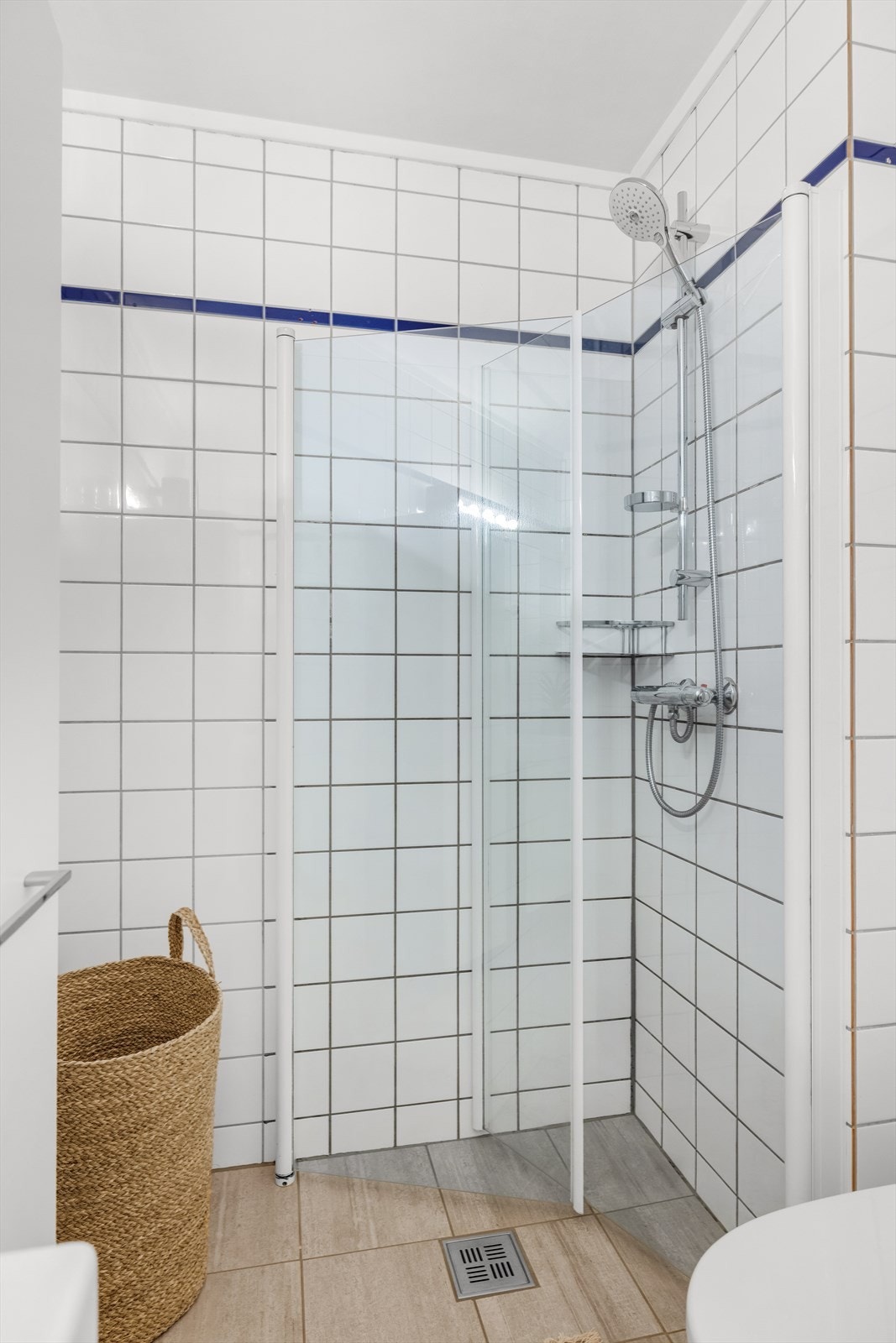 Praktisk dusjløsning med innfellbare glassdører som frigjør gulvplass når den ikke er i bruk. Galleribilde