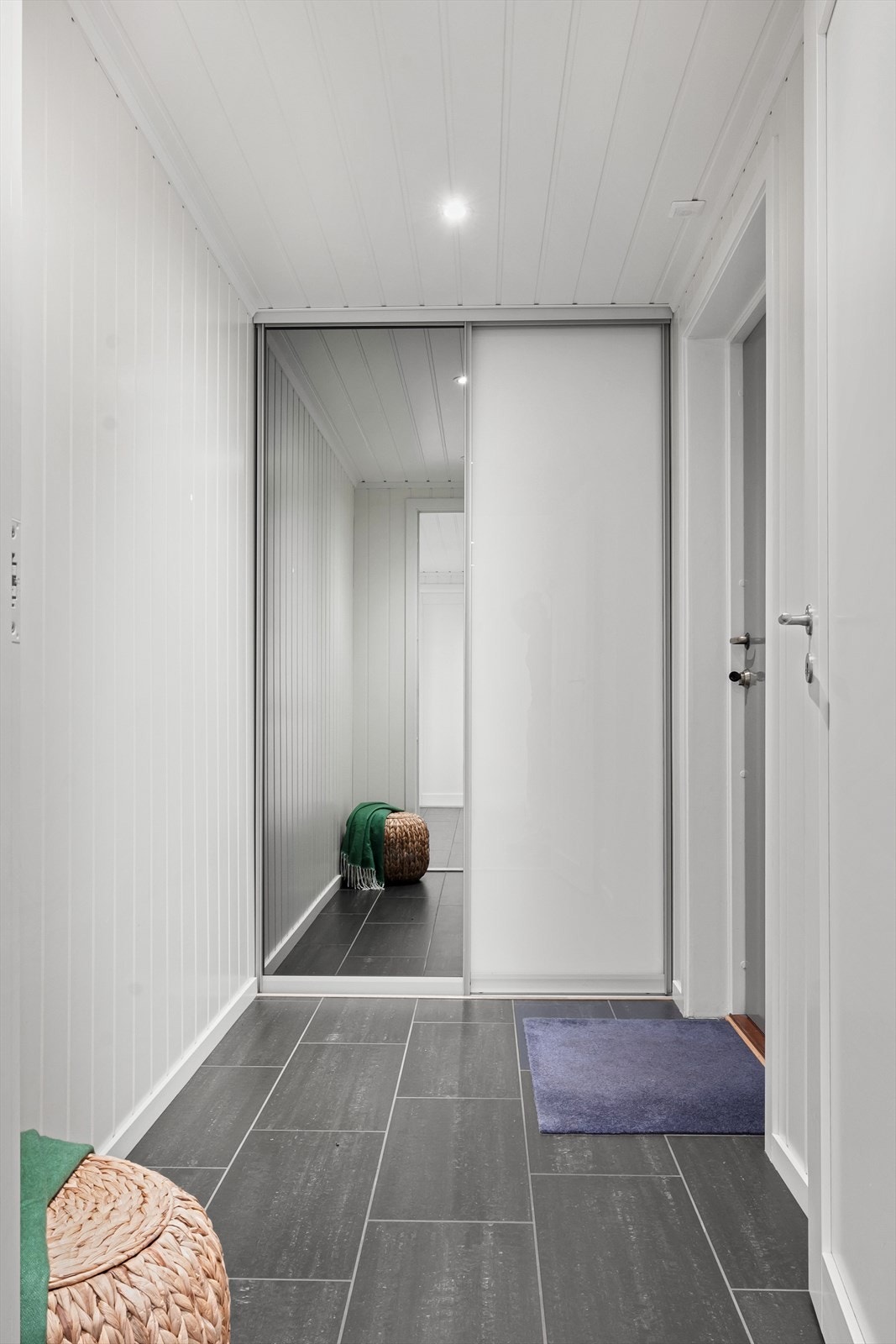Entreen har flislagt gulv med varme og er praktisk innredet med skyvedørsgarderobe. Galleribilde