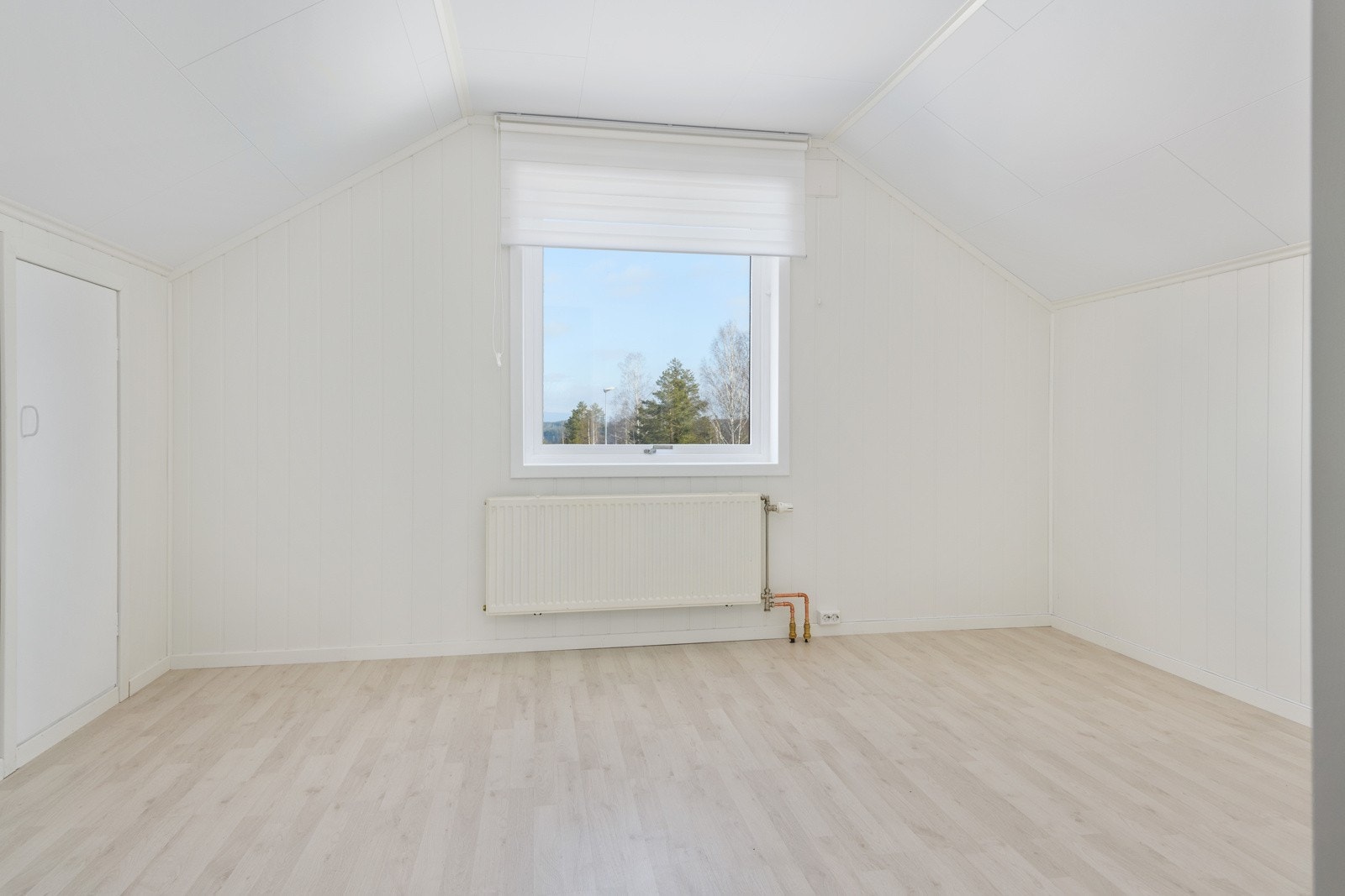 Fra det ene soverommet er det adkomst til en praktisk bod. Galleribilde