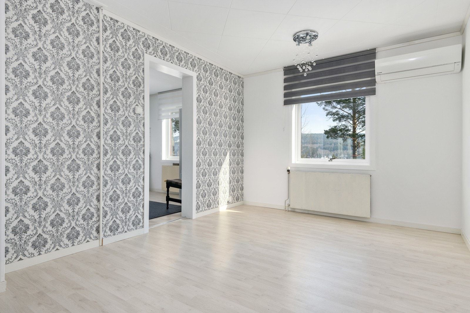 Stuen er gjennomgående med store vindusflater på begge sider som gir et fint naturlig lysinnslipp. I stuen har du god plass til stor sofagruppe med salongbord, mediemøblement og et spisebord i tilknytning til kjøkkenet. Galleribilde
