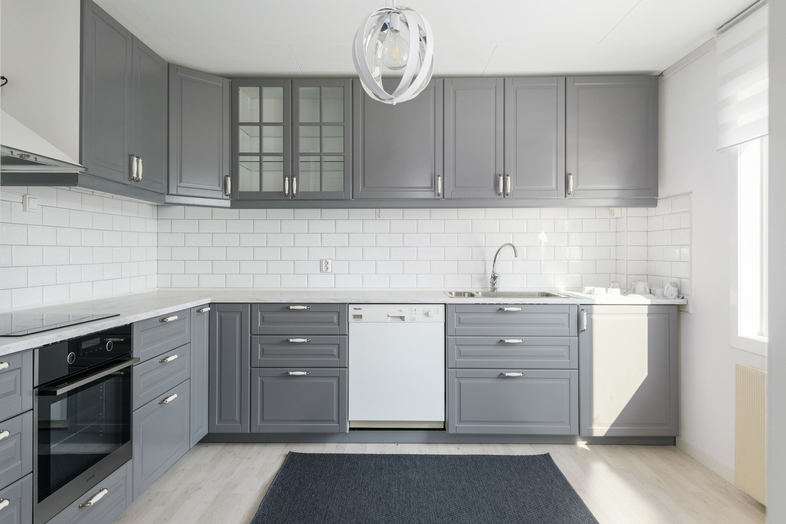 Pen og tidløs kjøkkeninnredning fra IKEA som var ny i 2020. Du har god skap- og benkeplass i innredningen som har grå profilerte fronter og lys laminert benkeplate med nedfelt oppvaskkum. Både fint og praktisk med lyse fliser i benkeryggen. Galleribilde