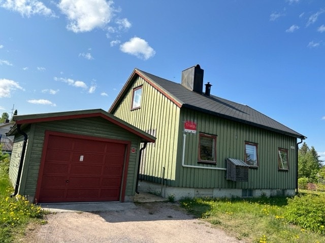 Eiendommen ligger fint til i et familievennlig boligområde på Søndre Kirkeberget med ca. 1,5km til Rena sentrum som kan by på de fleste servicetilbud. Det er også kort avstand til skoler, barnehage og flotte friluftsområder i skog og utmark. Galleribilde