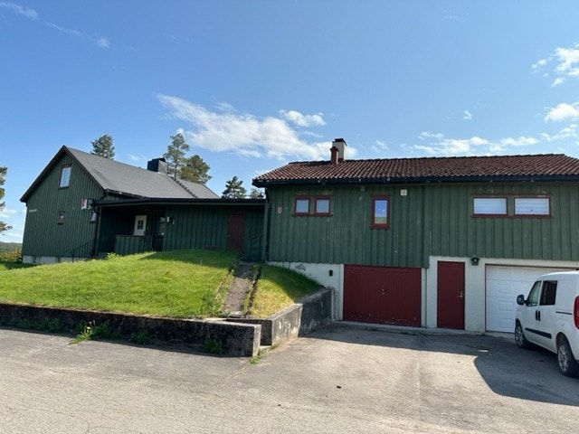 Velkommen til Rena og Parkveien 8! Eiendommen ligger fint til i et familievennlig boligområde på Søndre Kirkeberget med ca. 1,5km til Rena sentrum som kan by på de fleste servicetilbud. Galleribilde