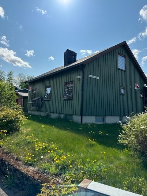 På nordsiden av huset er det egen inngang til henholdsvis hoveddelen, hybelen og utleieleiligheten. Galleribilde