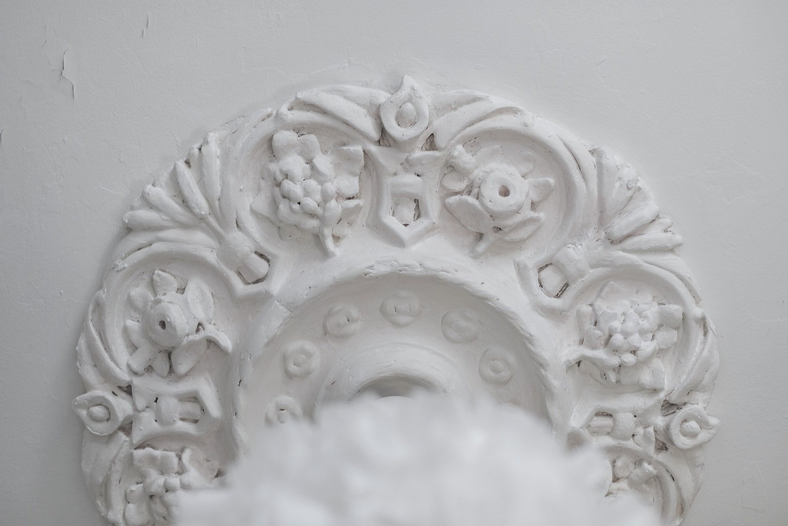 Leiligheten har klassiske detaljer med rosett og stukkatur. Galleribilde