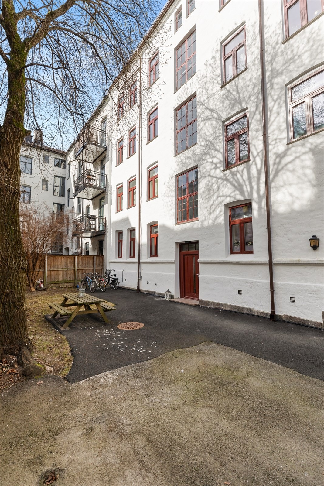 Sameiet har en hyggelig felles bakgård med sittegruppe, og grøntområder. Fasaden ble renovert i 2023/2024 og vinduer ble byttet. Galleribilde