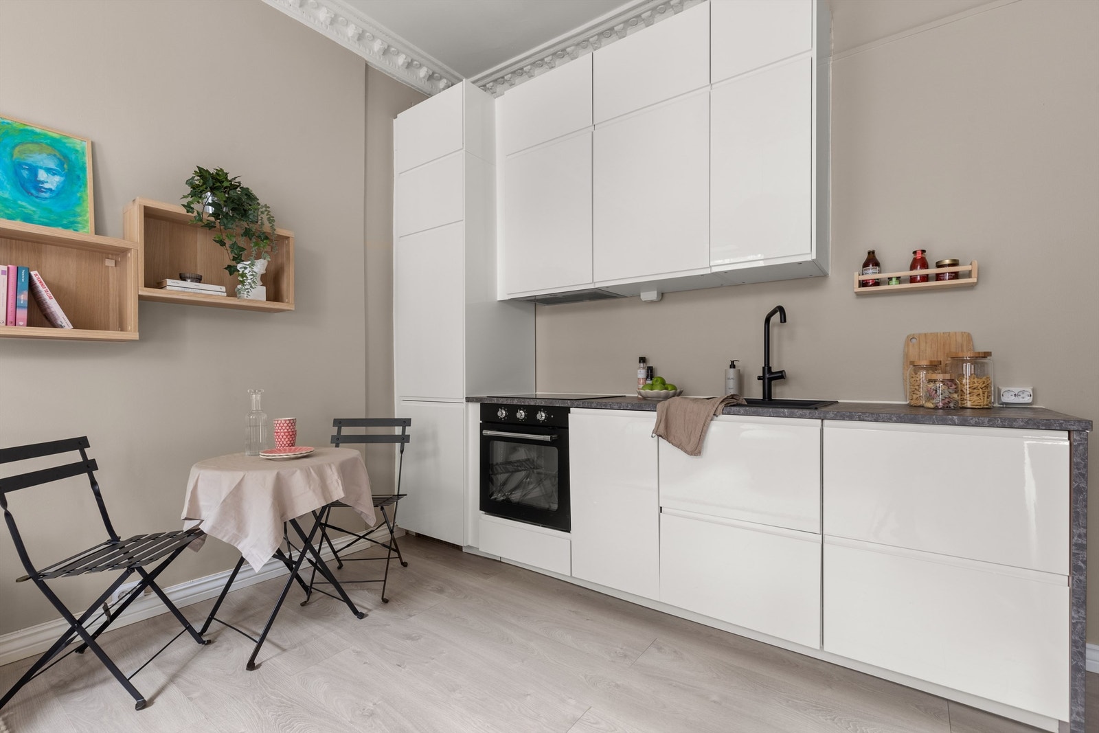 Delikat og tidløst kjøkken fra IKEA, nytt fra 2022. Det er rikelig med oppbevaringsplass. Den gode benkeplassen gjør matlagingen enkel. Galleribilde