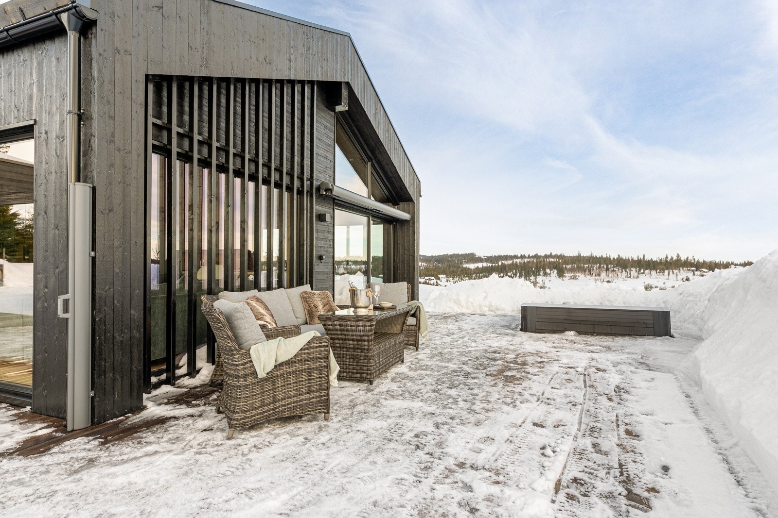 NB! Bildet er hentet fra tilsvarende fritidsbolig i prosjektet m/tilvalg for utvidet terrasse. Nedfelt jacuzzi, solskjerming og stor terrasse inngår ikke i standard leveransen. Galleribilde
