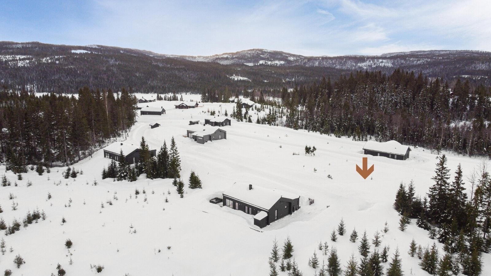 Løypenettet til Nordmarka Nord går like utenfor hytteveggen og byr på et stort utvalg maskin- og scooterpreparerte løyper i et variert terreng. Pilen viser tomtens plassering på feltet. Galleribilde