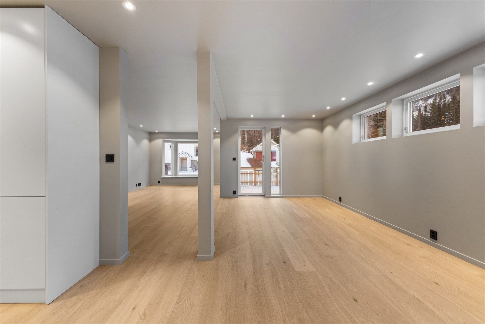 Fra spisestue mot hev/skyvedør til/fra terrassen. De liggende vinduene til høyre på bildet er det "lille" ekstra, for maksimal lysinngang. Galleribilde