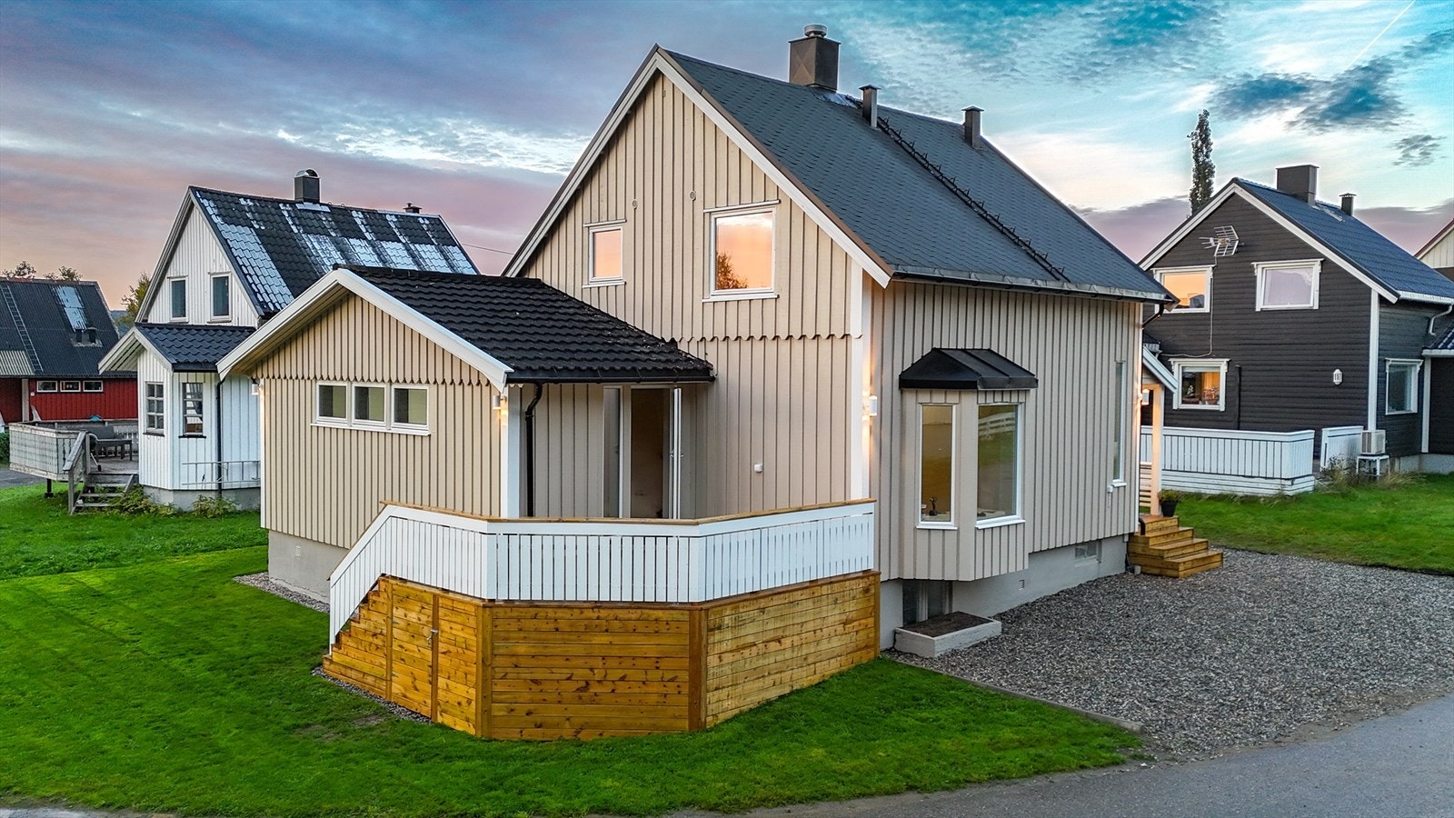 Lekker og særdeles påkostet enebolig på ca. 160 m² BRA-i! Klikk deg videre og se på alle bildene, det anbefales. Galleribilde