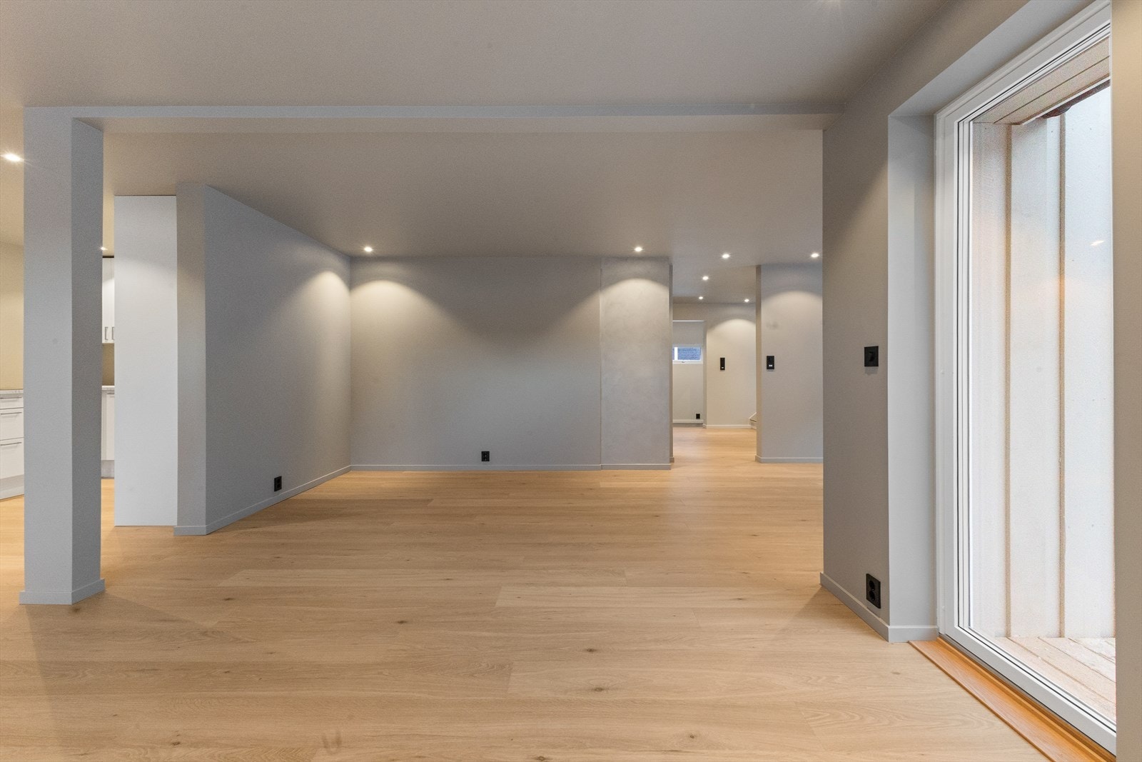 Til høyre så kan man se noe av hev/skyvedøren som går ut til den romslige terrassen. Galleribilde