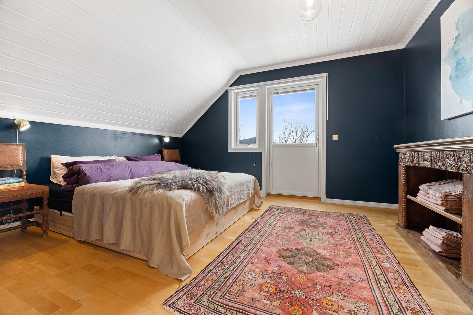 Romslig hovedsoverom med plass til stor dobbeltseng. Galleribilde