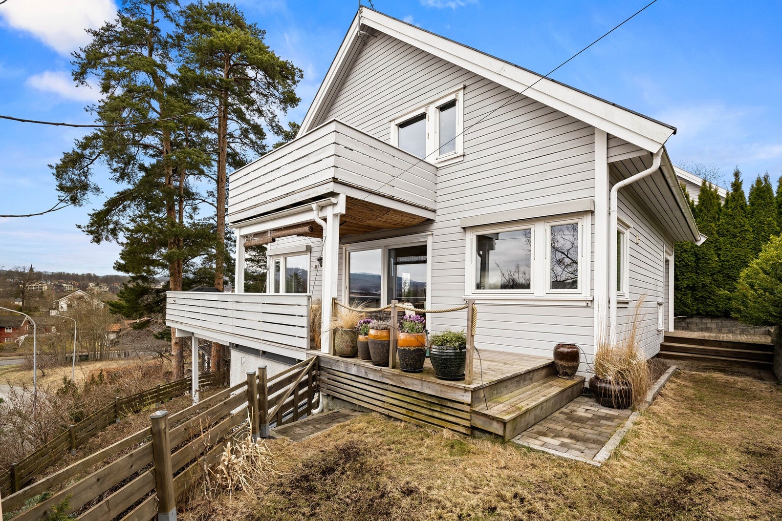 Boligen ligger solrikt og usjenert på en kolle med fritt utsyn over Askerlandet. Galleribilde