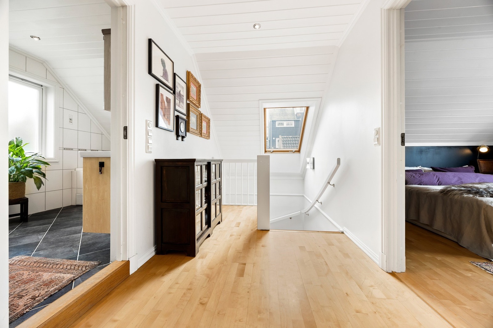 Gangen i 2. etasje binder 4 soverom og bad sammen. Galleribilde