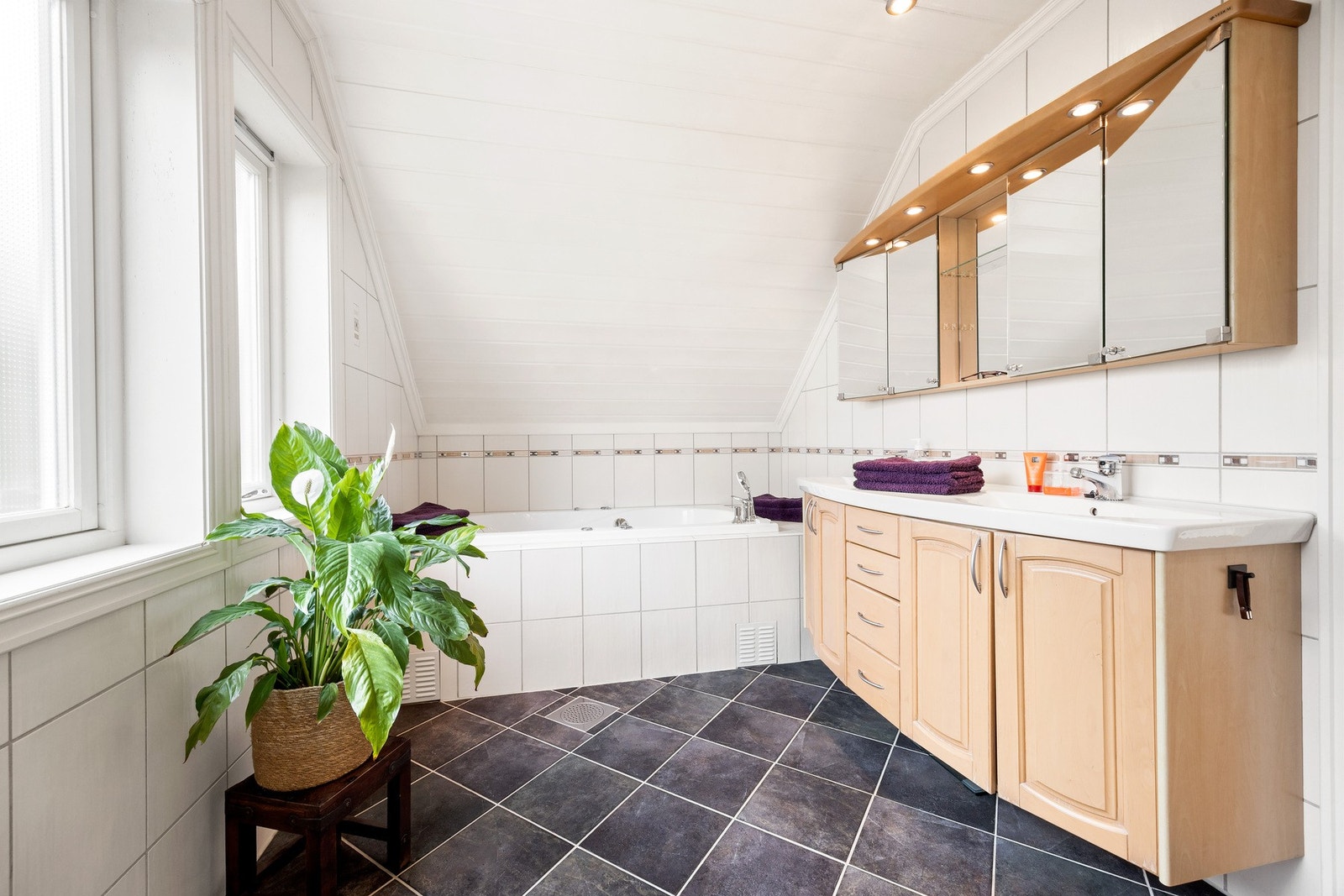 Badet har speilskap med lys og elektrisk håndkletørker. Galleribilde