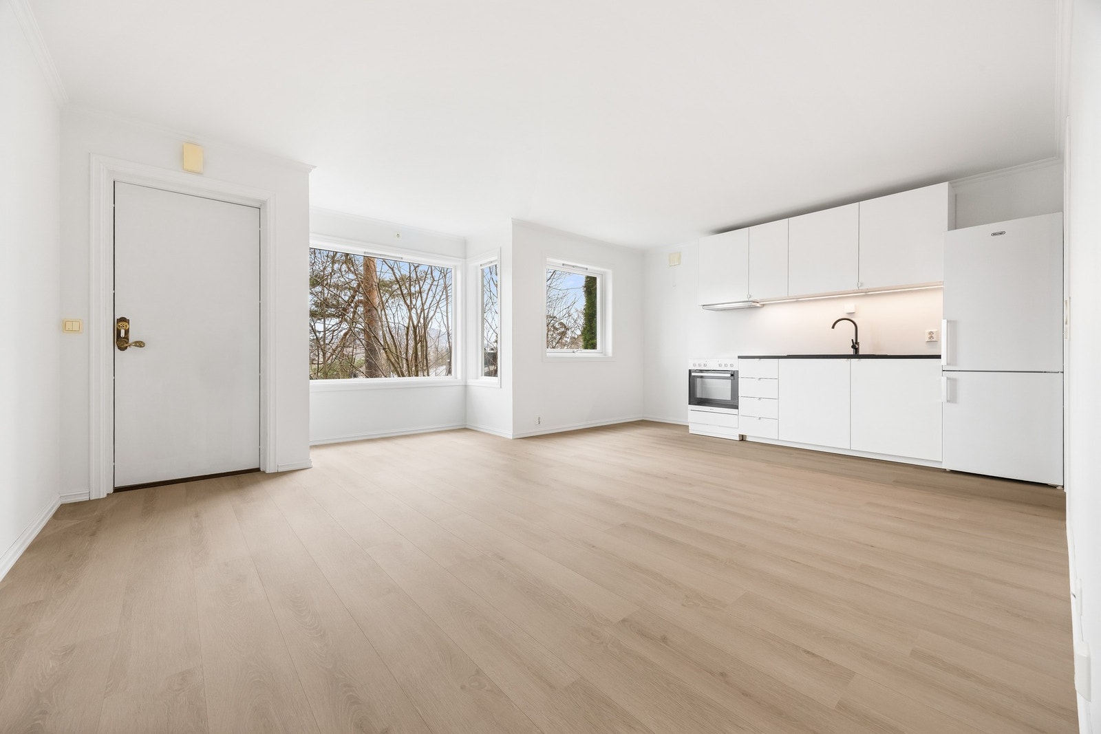 Sokkelleilighet med nymalte flater, ny kjøkkeninnredning og nye hvitevarer (april -26). Galleribilde