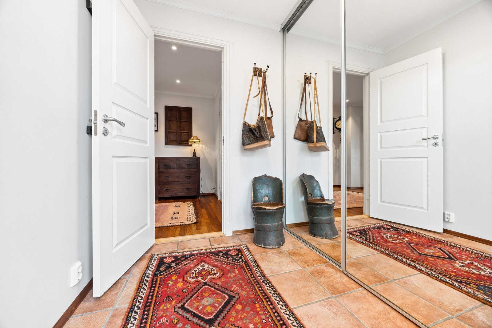 Entré med speil skyvedørsgarderobe og godt med plass for oppbevaring av yttertøy og sko. Galleribilde