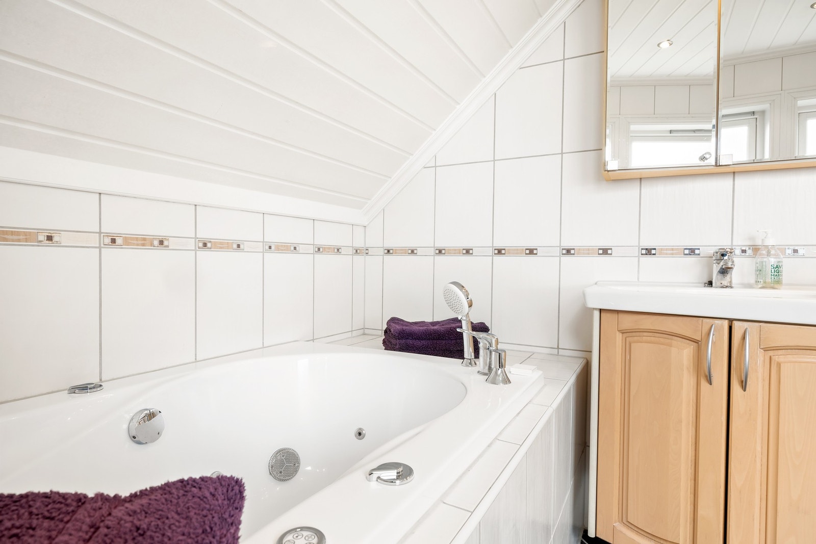 I badet er det i tillegg et innmurt boblebadekar. Galleribilde