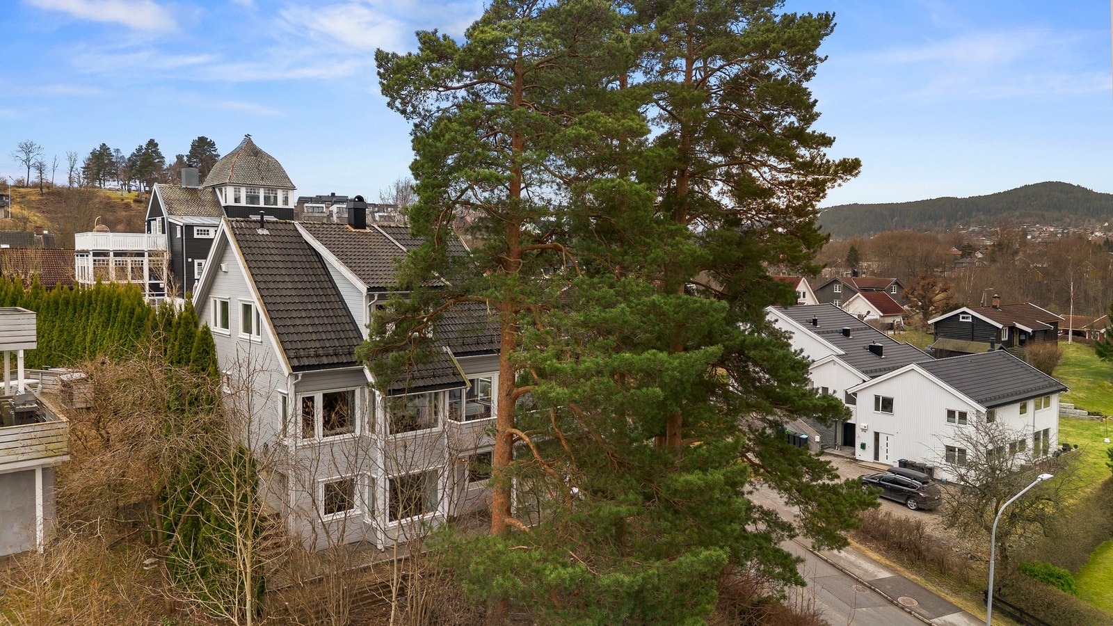 Boligen ligger fritt og usjenert på en kolle. Galleribilde