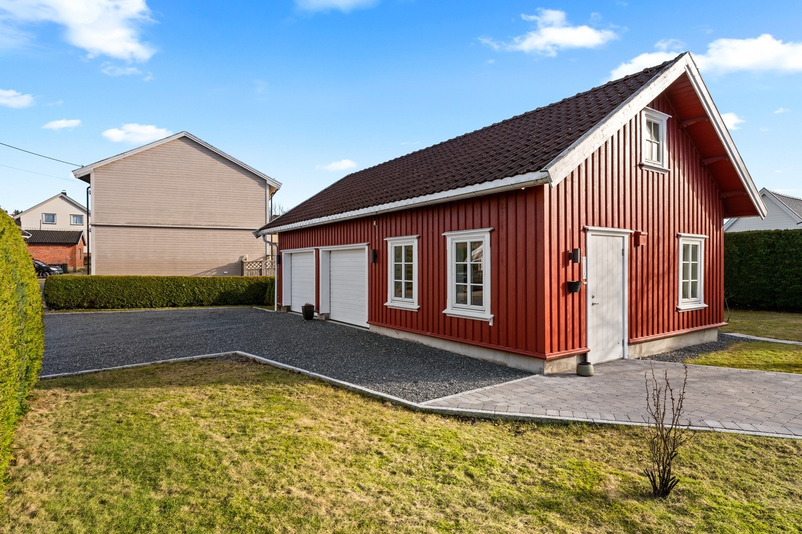 Dobbelgarasje med innredet rom og loftetasje Galleribilde