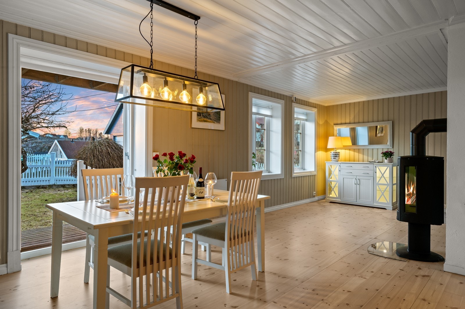 Kveldsstemning med vedovn og åpne terrassedører. Galleribilde