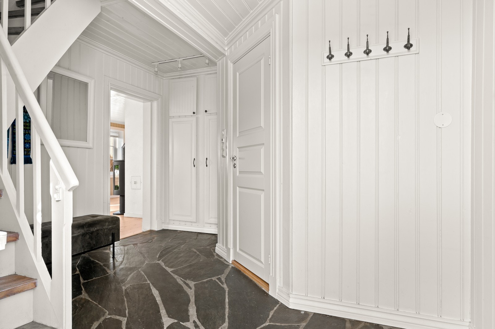 Entre med vannbåren varme og garderobeløsning. Galleribilde