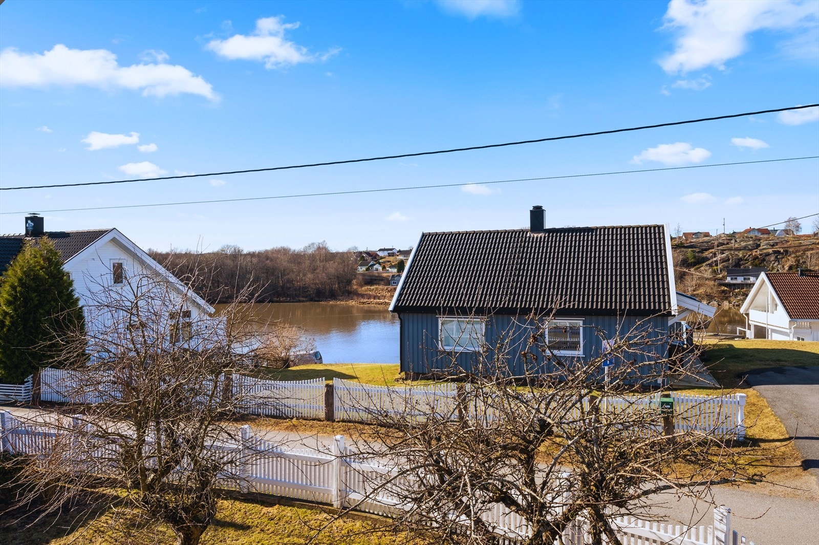 Nærhet til vannet i et rolig boligområde Galleribilde