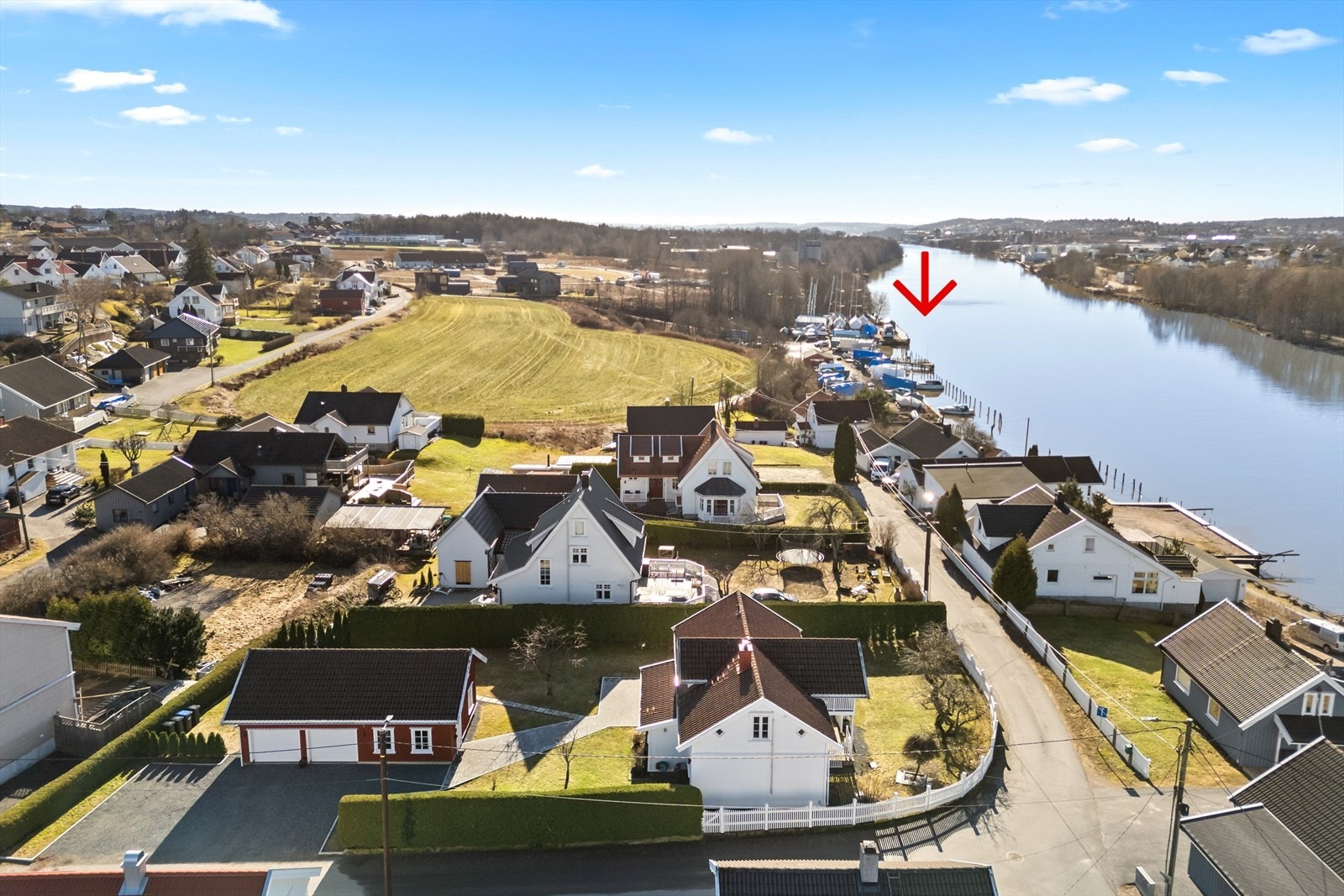 Attraktiv beliggenhet med nærhet til båthavn Galleribilde