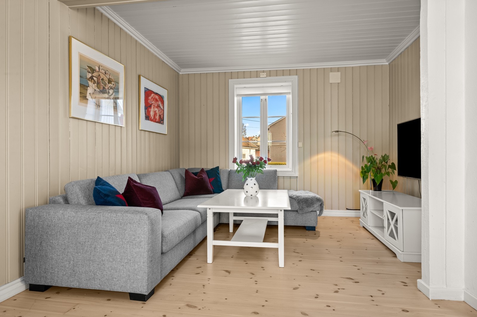 Stue med gode lysforhold og plass til sofagruppe Galleribilde