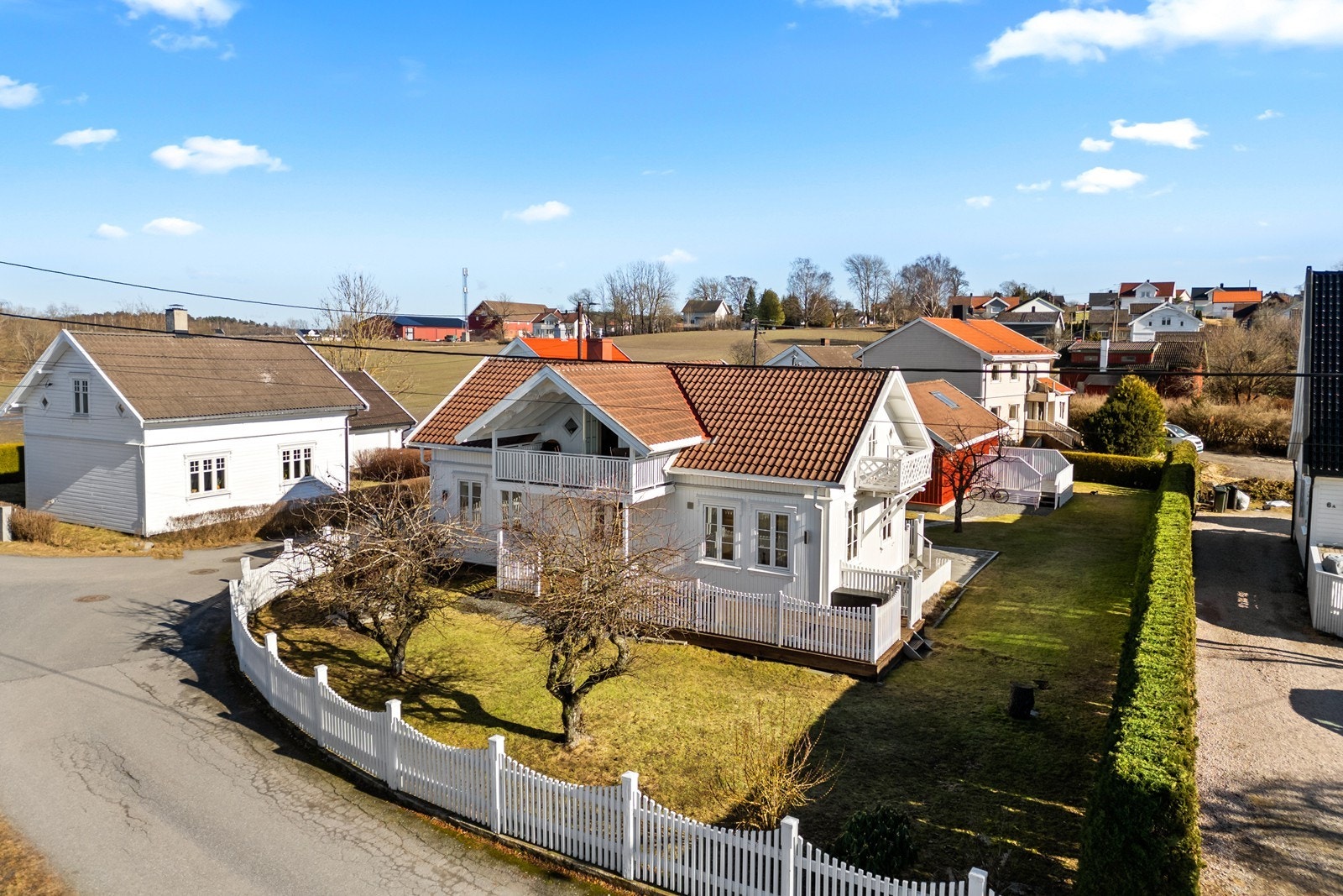Hjørnetomt med hage, terrasse og gode solforhold Galleribilde