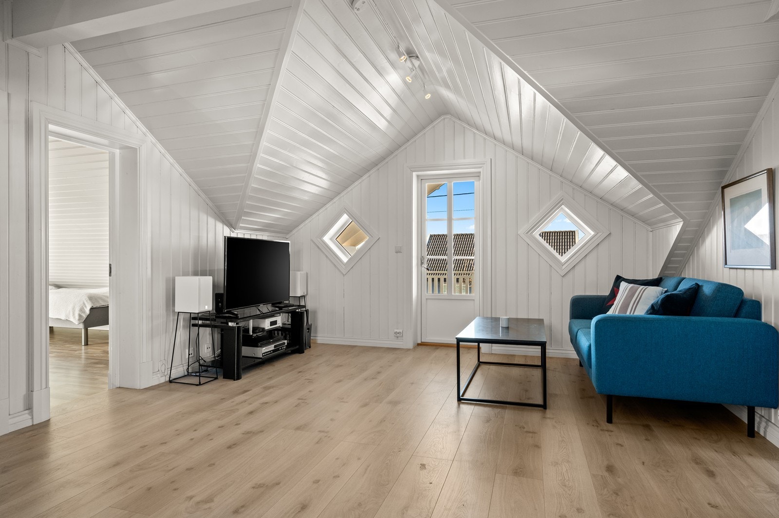 Stue med utgang til balkong og utsikt Galleribilde