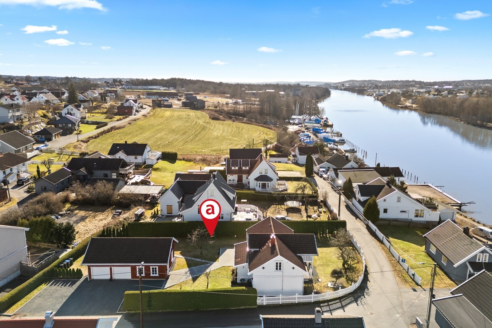 Attraktiv beliggenhet med nærhet til båthavn Galleribilde