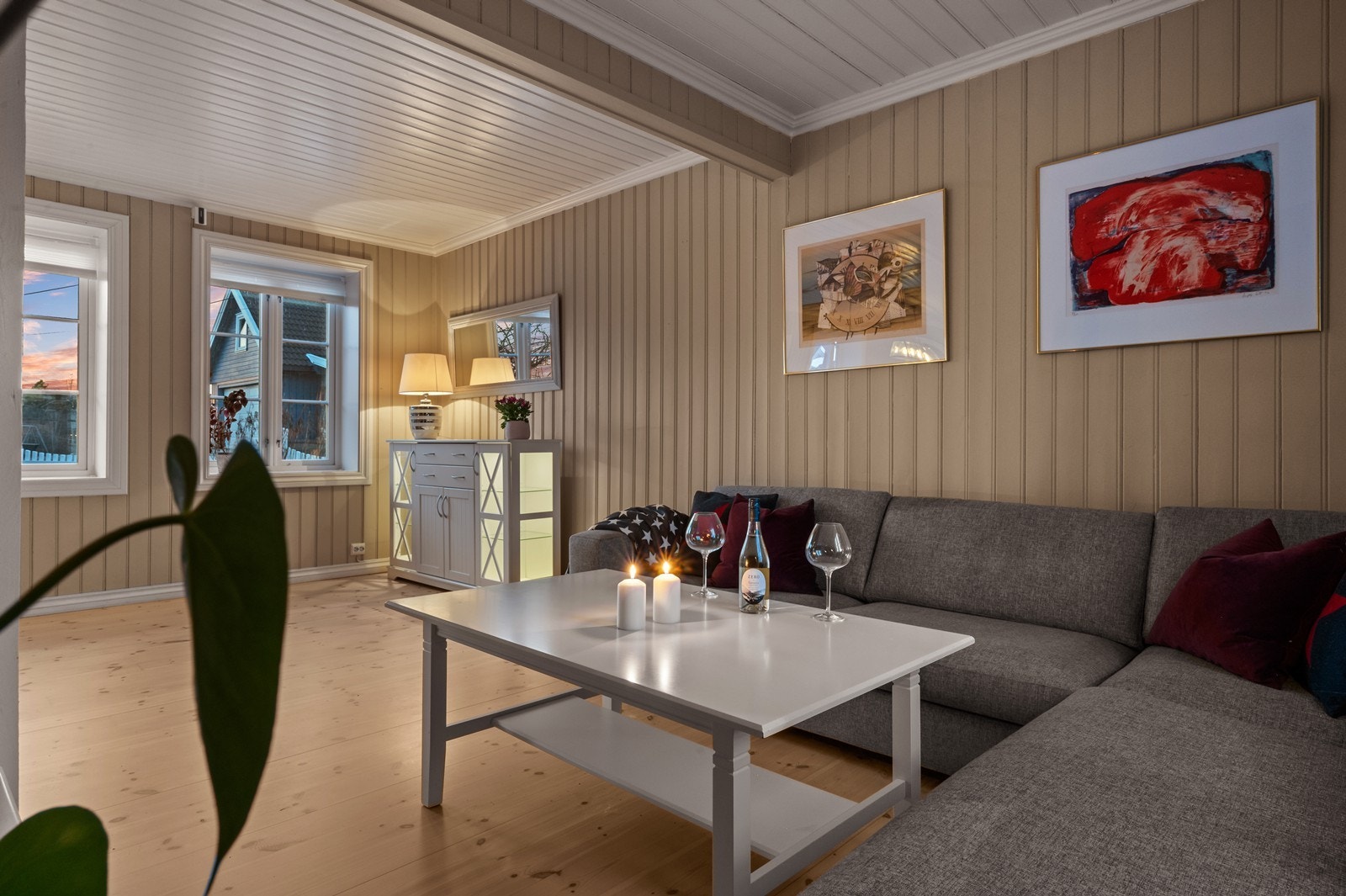 Romslig stue med god takhøyde som gir en luftig og åpen følelse Galleribilde