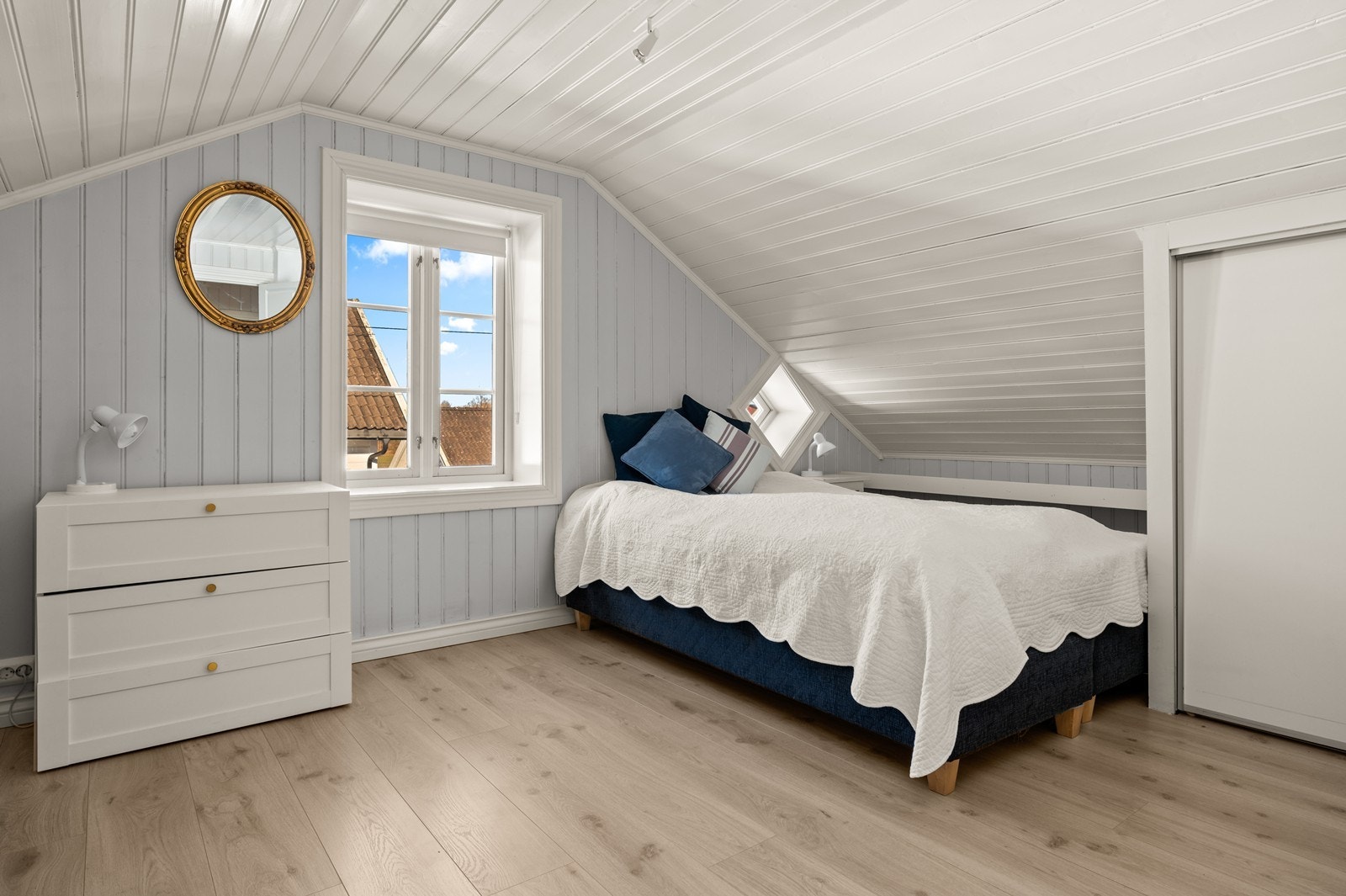 Hovedsoverom med garderobe og god plass til dobbeltseng Galleribilde
