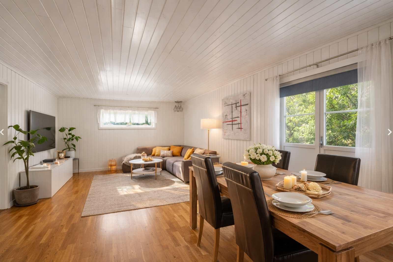 Spiseplassen innbyr til sosialt samvær med familie og venner.
Bildet er redigert med KI Galleribilde