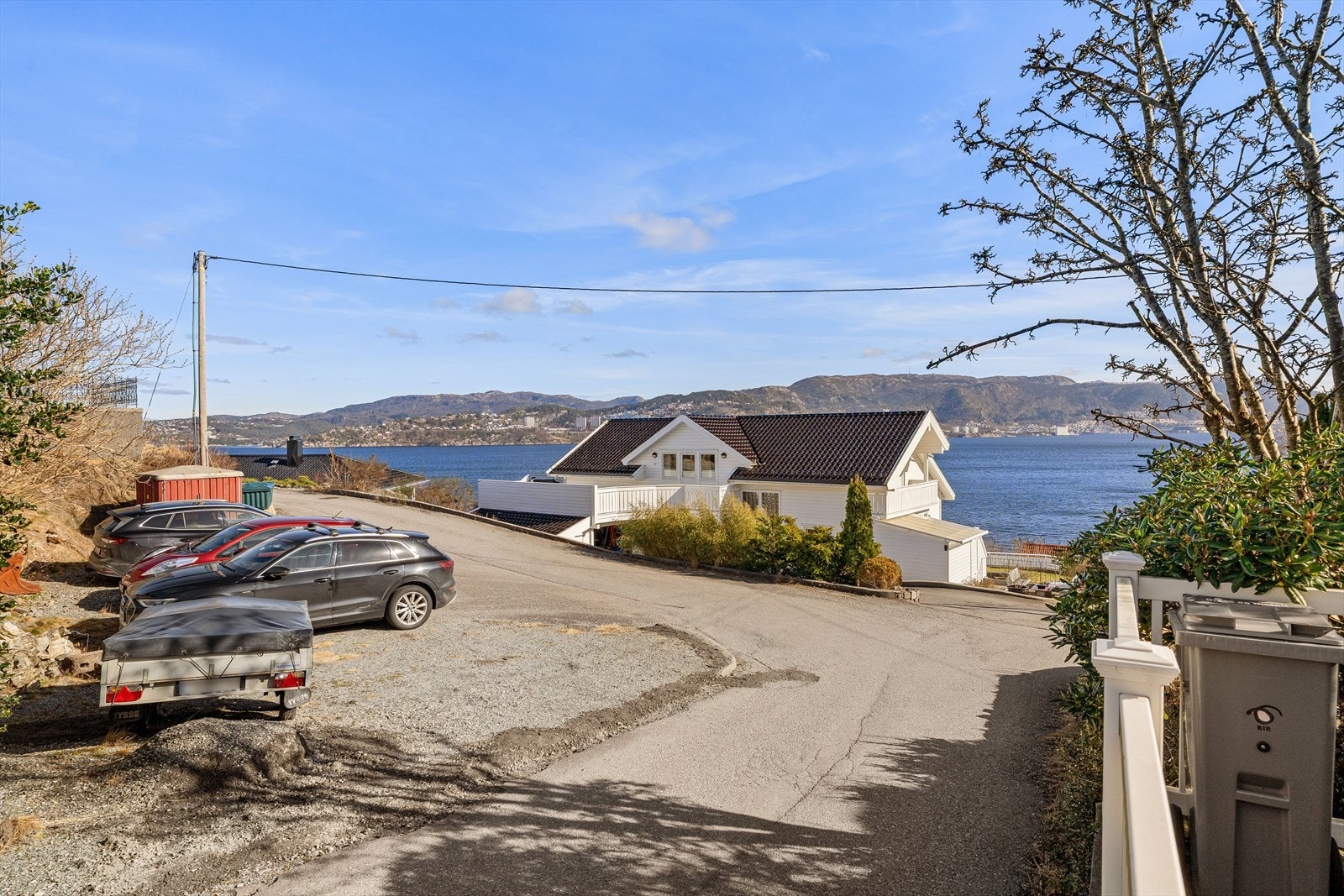 Eiendommen ligger i et attraktivt og familievennlig boligområde med en fredelig og trygg atmosfære - et ideelt sted for barnefamilier Galleribilde