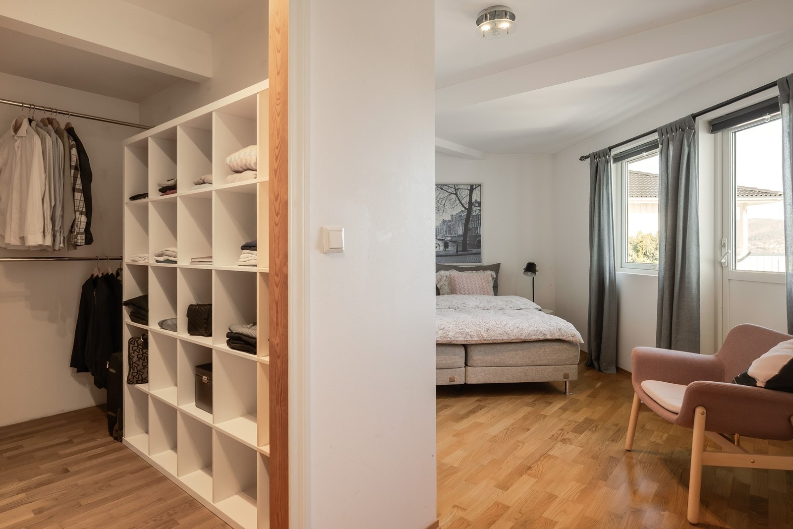 Hovedsoverom med en stor walk-in garderobe Galleribilde
