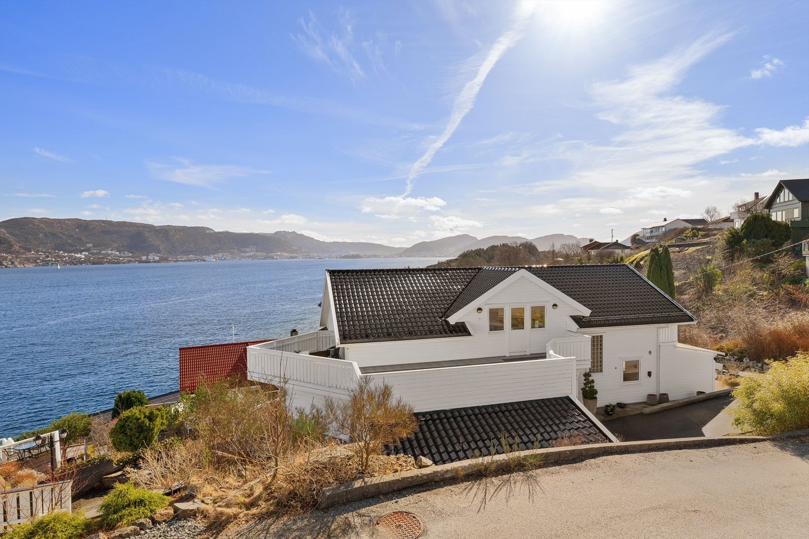 Boligen har egen takterrasse med denne fantastiske utsikten i tillegg til flere andre solrike uteplasser og vinterhage. Galleribilde