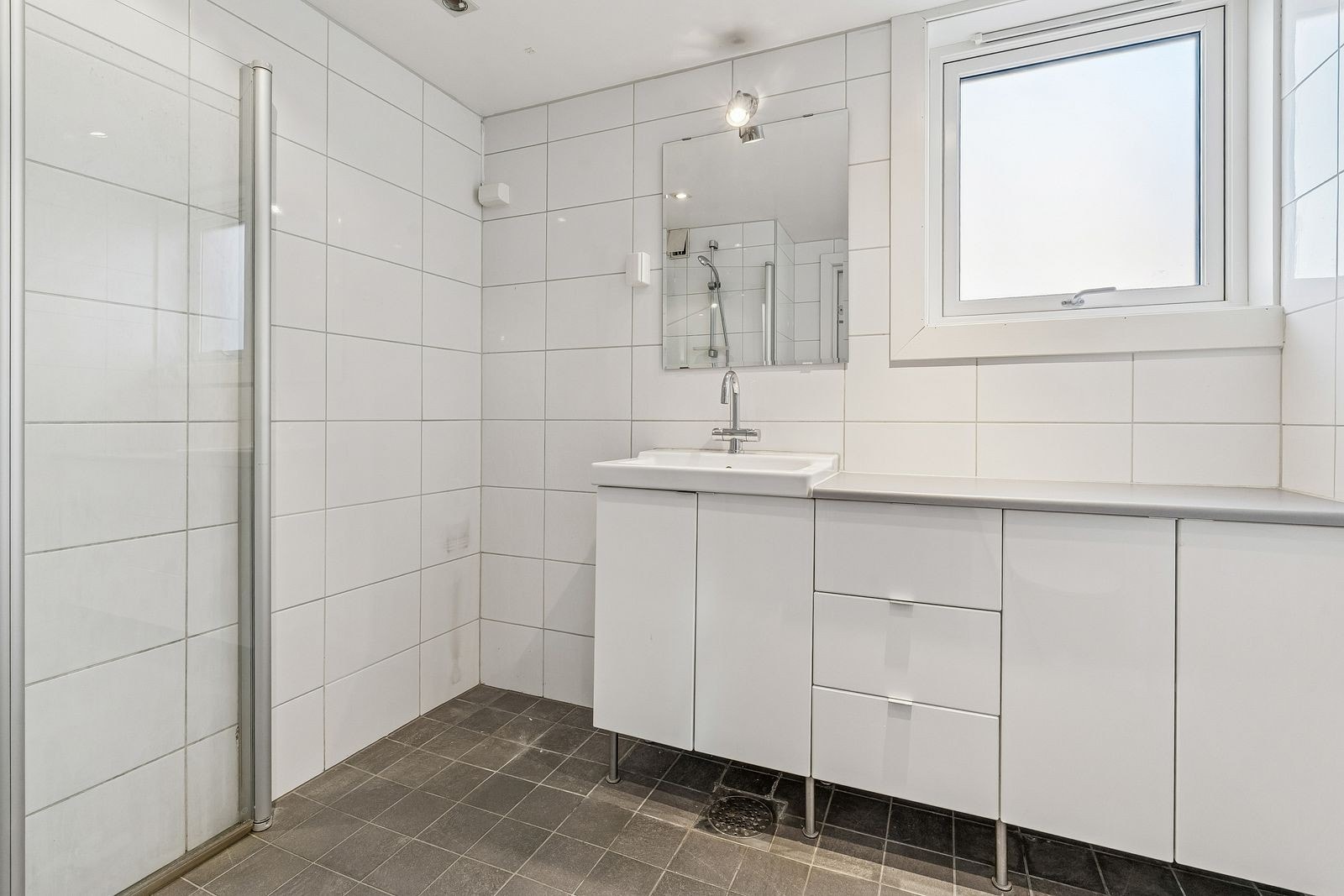 Pent flislagt bad. Opplegg for vaskemaskin Galleribilde